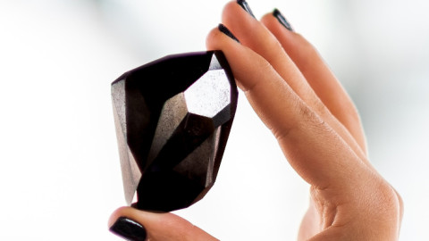 Μαύρο διαμάντι δισεκατομμυρίων ετών πουλήθηκε για 4,3 εκατ. δολάρια
