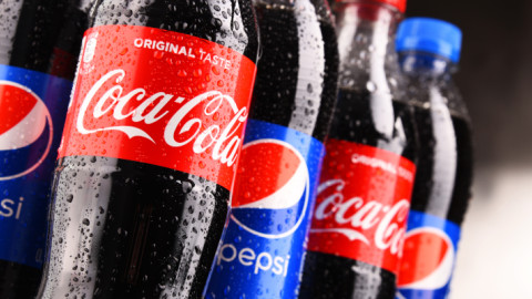 Coca-Cola και PepsiCo αναστέλλουν τις πωλήσεις αναψυκτικών στη Ρωσία