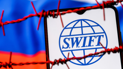 Η ΕΕ απέκλεισε επτά ρωσικές τράπεζες από το SWIFT