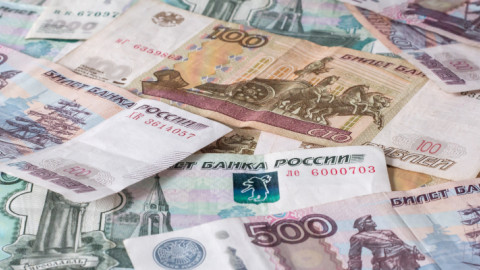 Το ρούβλι ανεβαίνει, αλλά η Ρωσία παλεύει να αποφύγει τη χρεοκοπία