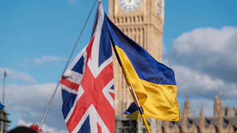 Βρετανική και ουκρανική σημαία