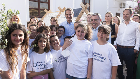 Ο Πρωθυπουργός Κυριάκος Μητσοτάκης και ο CEO του Ομίλου Alpha Bank Βασίλης Ψάλτης, σε αναμνηστική φωτογραφία με τις μαθήτριες και τους μαθητές του Δημοτικού Σχολείου Αστυπάλαιας που συμμετείχαν στην περιβαλλοντική πρωτοβουλία