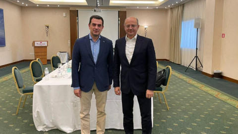 Συνάντηση Υπουργού Περιβάλλοντος και Ενέργειας, Κώστα Σκρέκα, με τον Υπουργό Ενέργειας του Αζερμπαϊτζάν, Parviz Shahbazov