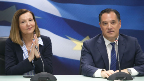 H υπηρεσιακή υπουργός Ανάπτυξης Ελένη Λούρη και ο απερχόμενος υπουργός Άδωνις Γεωργιάδης-Φωτογραφία INTIME NEWS