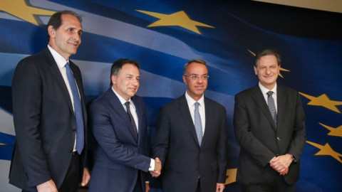 Ο Χρήστος Σταϊκούρας παρέδωσε το χαρτοφυλάκιο του υπουργείου Οικονομικών στον κ. Πελαγίδη / Φωτογραφία: Intime