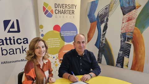 Η κυρία Ιωάννα Τσίτουρα, Chief HR Officer της Attica Bank και ο κ. Σταύρος Μηλιώνης, Πρόεδρος του ΚΕΑΝ και Ιδρυτής της Χάρτας Διαφορετικότητας κατά τη διάρκεια της υπογραφής.