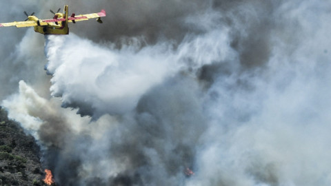 Πυροσβεστικό αεροπλάνο πραγματοποιεί ρίψεις νερού- Φωτογραφίες Eurokinissi