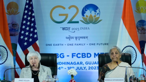 H υπουργός Οικονομικών των ΗΠΑ, Τζ. Γέλεν και η Ινδή ομόλογος της, Ν. Σιταραμάν-Φωτογραφία AP
