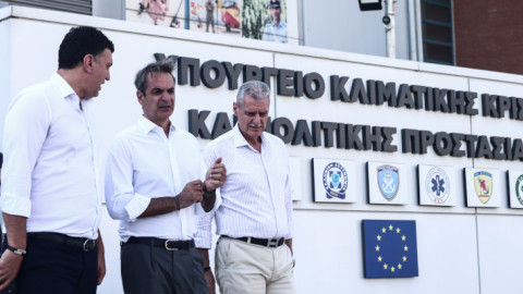 Ο Κυριάκος Μητσοτάκης ενημερώθηκε από τον υπουργό Βασίλη Κικίλια για τα πύρινα μέτωπα / Φωτογραφία: ΚΩΣΤΑΣ ΤΖΟΥΜΑΣ/EUROKINISSI