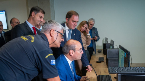 Ο Κ. Χατζηδάκης στην Αίθουσα Επιχειρήσεων της ΑΑΔΕ στο Μοσχάτο