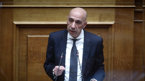 Ο Γιάννης Μπρατάκος στη Βουλή