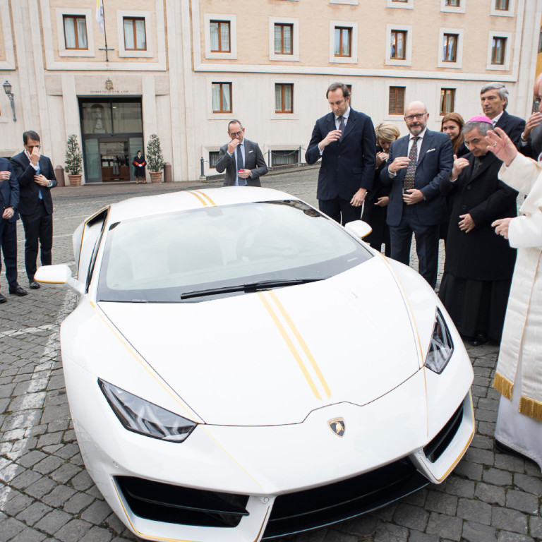 Ο Πάπας Φραγκίσκος και η εντυπωσιακή λευκή Lamborghini έξω από το Βατικανό