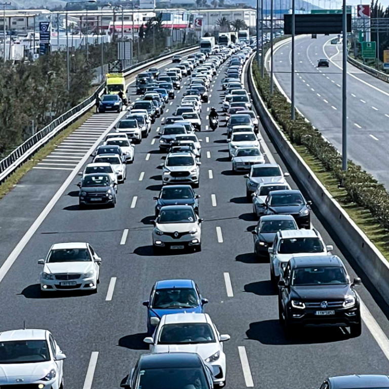 αυτοκίνητα στο δρόμο