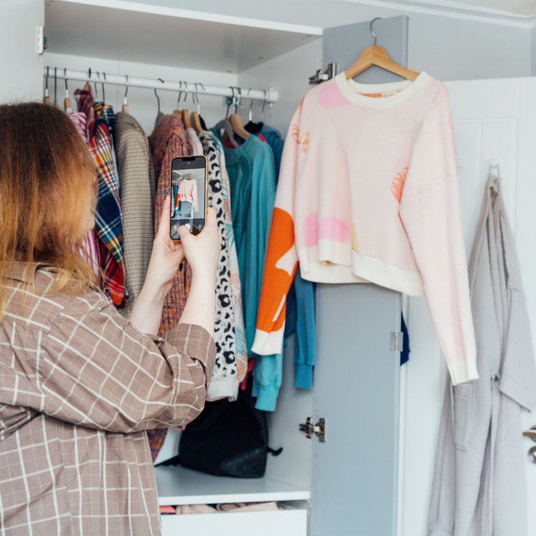 Γυναίκα φωτογραφίζει τα ρούχα της