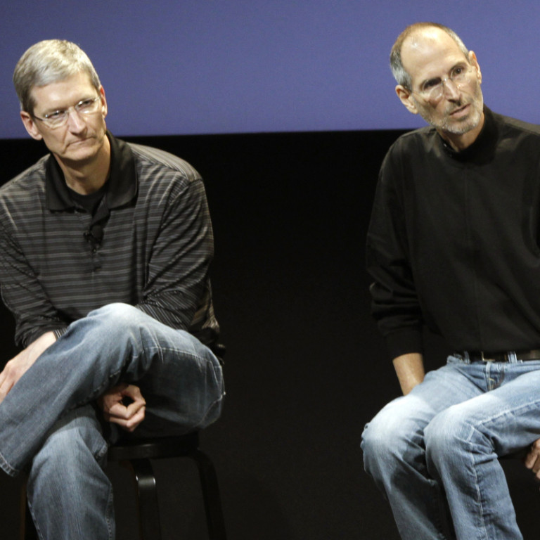 Ο Τιμ Κουκ με τον Στιβ Τζομπς σε εκδήλωση της Apple 