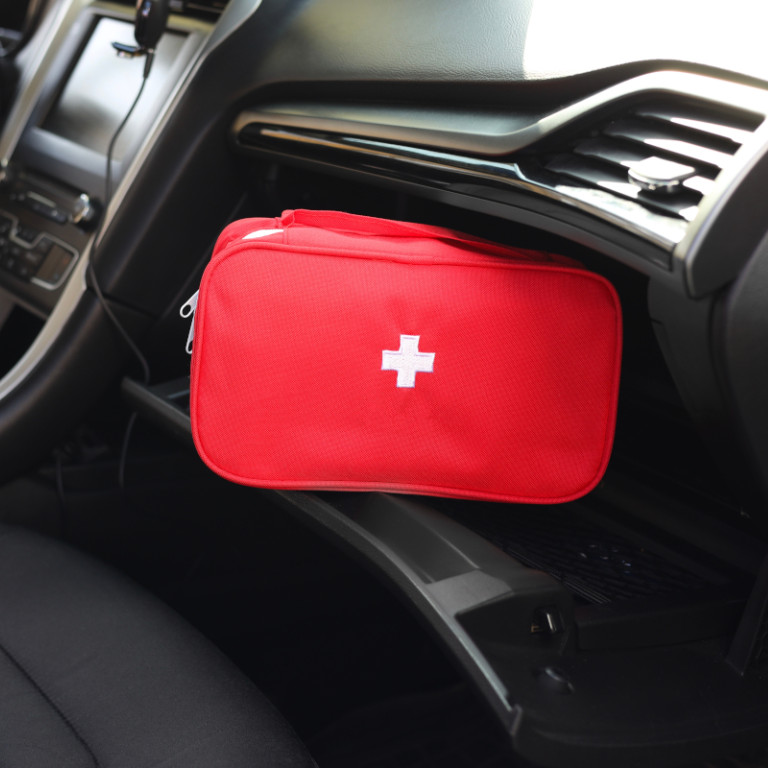 Βαλιτσάκι πρώτων βοηθειών σε αυτοκίνητο  