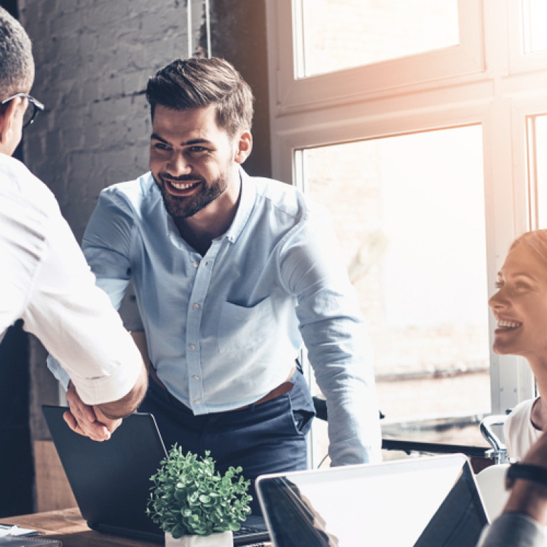 Αντρες κάνουν χειραψία