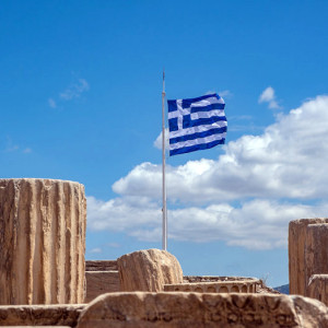 ελληνική σημαία σε μνημεία