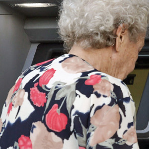Πληρωμή συνταξιούχου από ΑΤΜ