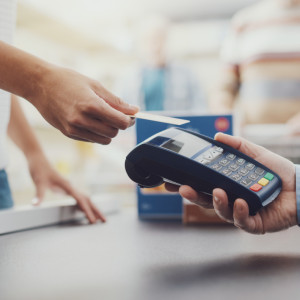 Συναλλαγή με POS σε σούπερ μάρκετ