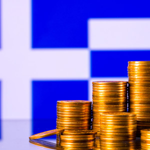 Νομίσματα με φόντο την ελληνική σημαία