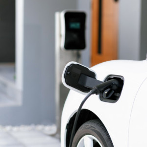 Ηλεκτρικό όχημα την ώρα που φορτίζει / Φωτογραφία shutterstock