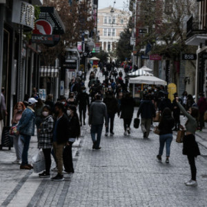 Κίνηση των πολιτών στα μαγαζιά της Ερμού/ Φωτογραφία Eurokinissi