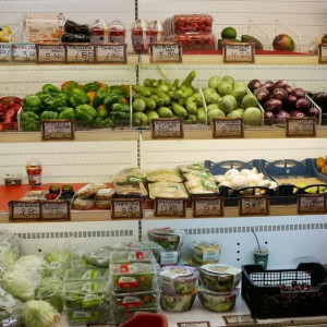 Λαχανικά στο ράφι / shutterstock