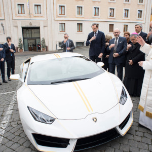 Ο Πάπας Φραγκίσκος και η εντυπωσιακή λευκή Lamborghini έξω από το Βατικανό