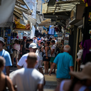 Κόσμος στα καταστήματα στο κέντρο της Αθήνας