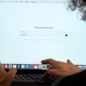 Άνθρωπος χρησιμοποιεί το ChatGPT