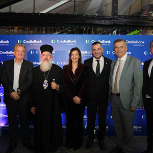 Ο κ. Ηροδότου, Πρόεδρος της CrediaBank, ο κ. Αρναουτάκης, Περιφερειάρχης Κρήτης, ο Σεβασμιότατος Αρχιεπίσκοπος Κρήτης Ευγένιος, η κ. Βρεττού, CEO της CrediaBank, o κ. Δραμουντάνης, Επικεφαλής Δικτύου Περιφέρειας Κρήτης της CrediaBank, ο κ. Χαρμανδάρης, Πρόεδρος του ΙΤΕ, ο κ. Ηλιάδης Chief Retail & Wealth Management Officer της CrediaBank