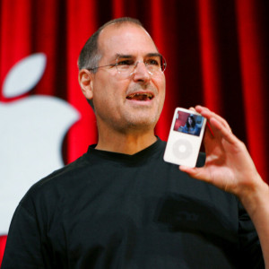 Ο Στιβ Τζομπς με το iPod 