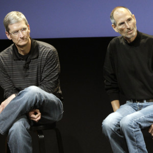 Ο Τιμ Κουκ με τον Στιβ Τζομπς σε εκδήλωση της Apple 