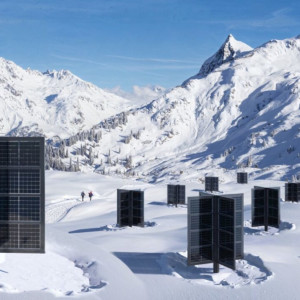 Ειδικοί ενεργοποιούν γιγαντιαίους καθρέφτες για να μετατρέψουν το χιόνι σε ενέργεια