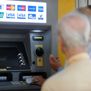 Συνταξιούχοι σε ΑΤΜ 