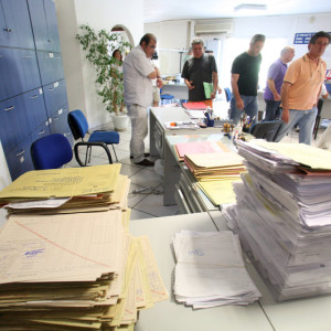 «Μάχη» με τη γραφειοκρατία- Τέρμα η... χαρτούρα μεταξύ δημόσιων υπηρεσιών 