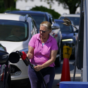 Ουρά οχημάτων σε πρατήριο καυσίμων στις ΗΠΑ