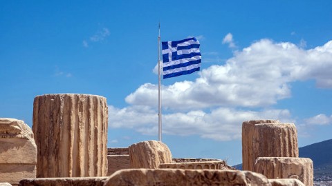 ελληνική σημαία σε μνημεία