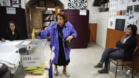 Ηλικιωμένη γυναίκα ψηφίζει στην Τουρκία