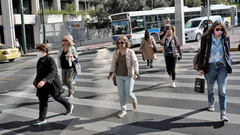 κόσμος περπατά