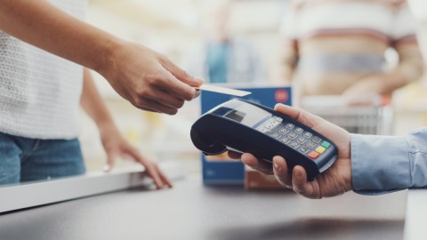 Συναλλαγή με POS σε σούπερ μάρκετ