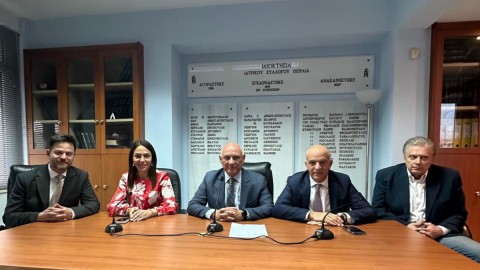 Η Δόμνα Μιχαηλίδου με μέλη του Ιατρικού συλλόγου Πειραιά