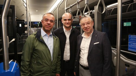 Ο Χρήστος Σταϊκούρας στο ηλεκτρικό λεωφορείο