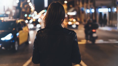 Γυναίκα περιμένει ταξί τη νύχτα