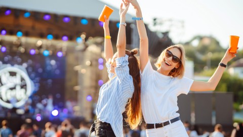 Δύο γυναίκες χορεύουν σε beach party