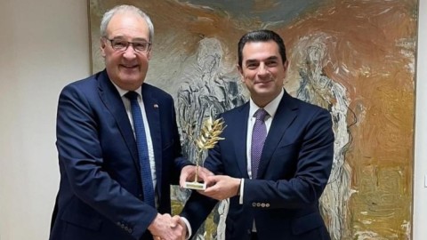 Ο υπουργός Ανάπτυξης Κώστας Σκρέκας με τον Ελβετό ομοσπονδιακό σύμβουλο και επικεφαλής του Τμήματος Οικονομικών Υποθέσεων, Παιδείας και Έρευνας, Γκάϊ Πάρμελιν