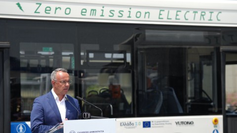 Ο υπουργός Υποδομών και Μεταφορών Χρήστος Σταϊκούρας στις εγκαταστάσεις του ΟΑΣΘ