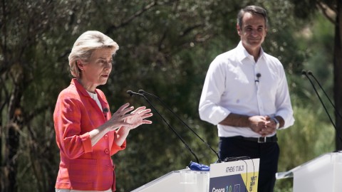 Η πρόεδρος της Κομισιον με τον Κυριάκο Μητσοτάκη