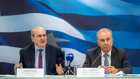 Ο υπουργός Εθνικής Οικονομίας και Οικονομικών Κωστής Χατζηδάκης και ο αναπληρωτής υπουργός Νίκος Παπαθανάσης